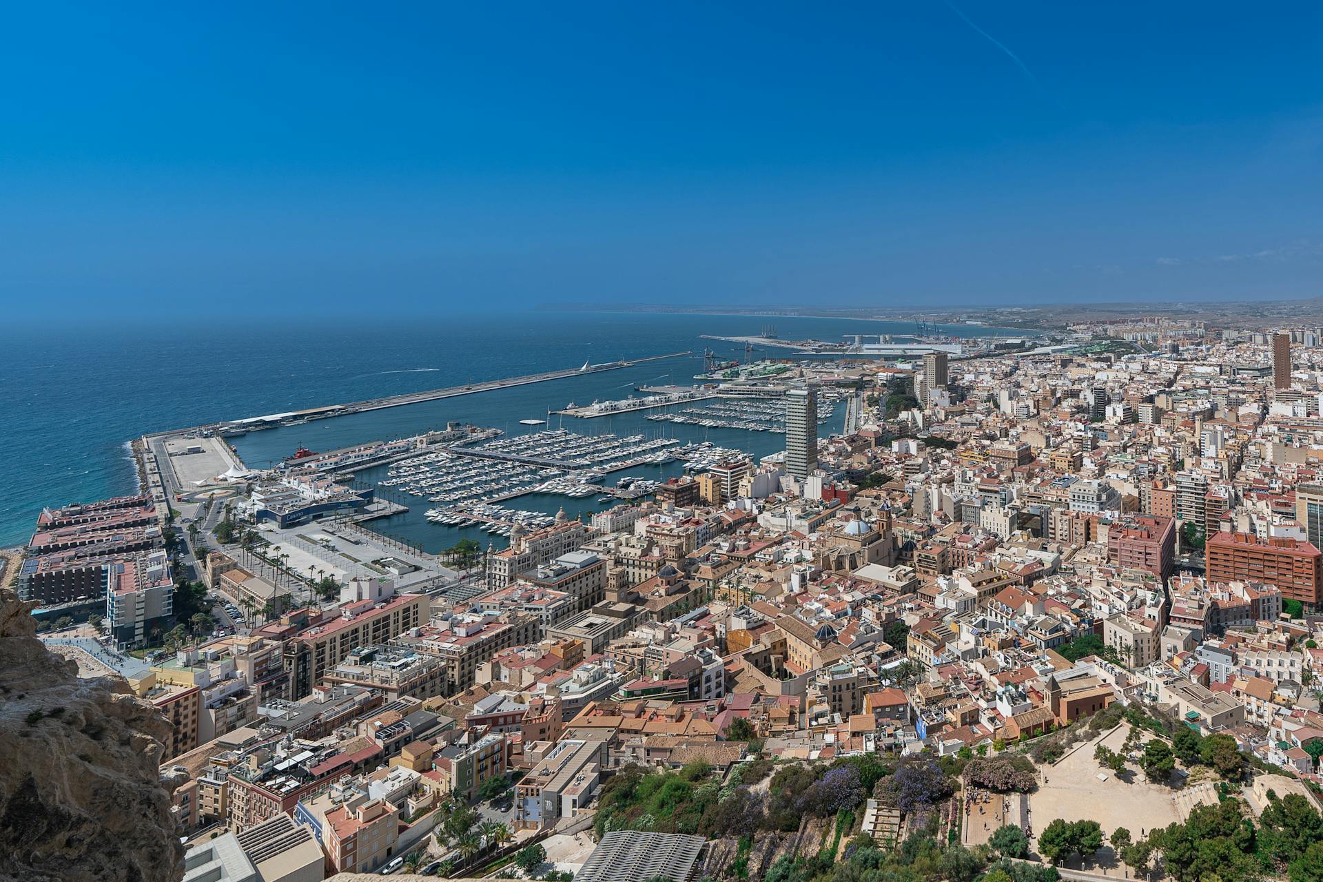 Cannabis in Alicante: Beach Guide